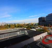 Pohled na kancelářské budovy na Trenčianské ulici v Bratislavě - Ružinově.