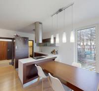 Kuchyně ve 4pokojovém bytě s podlahou s dřevěným dekorem a velkými okny.