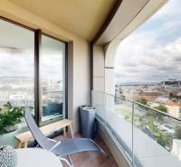 Výhled na Bratislavu ze soukromé terasy v 3-pokojovém bytě, s pohodlným sezením.