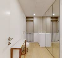 Předsíň s podlahou s dřevěným dekorem a velkými zrcadly v 3-pokojovém bytě.