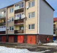 Bytový dům na Družstevní v Podolínci, s 3pokojovým bytem a garážemi, sněhová pokrývka.