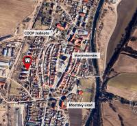 Letecký pohled na část Podolínce, včetně Družstevní ulice a polohy 3-pokojového bytu.