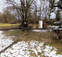 Sněhem pokrytý pozemek na bydlení na Mírové ulici v Krásnohorském Podhradí.