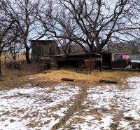 Sněhem pokryté pozemky na bydlení se stromy na Mírové ulici v Krásnohorské Podhradí.
