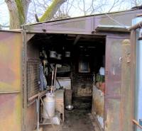 Starší přístřešek na pozemku pro bydlení na Mírové ulici v Krásnohorské Podhradí.