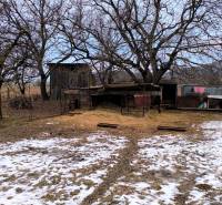 Sněhem pokrytý pozemek na bydlení v Krásnohorskom Podhradí, Mierová, s velkými stromy.