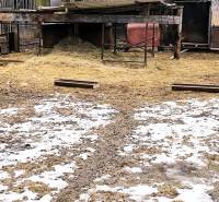 Sněhová pokrývka na pozemku pro bydlení v Krásnohorské Podhradí, Mírová.