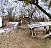 Sněhem pokrytý dvůr na Mírové ulici v Krásnohorské Podhradí, pozemky - bydlení.