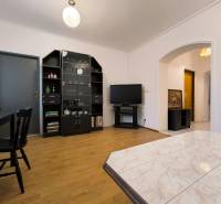 Obývací pokoj v rodinném domě s podlahou s dřevěným dekorem a moderním nábytkem.