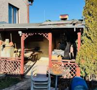 Exteriér rodinného domu ve Velkých Bielicích v Partizánském se starším uskladněným nářadím.