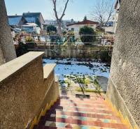 Barevné schody vedoucí z rodinného domu ve Velkých Bielicích, Partizánske, do zasněžené zahrady.