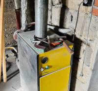 Kotle v rodinném domě, s nářadím nahoře, v nedokončené místnosti.