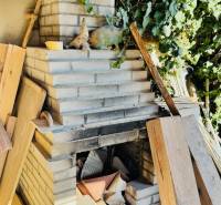 Exteriér ve městě Partizánske, Velké Bielice, s cihlovým grilem a popínavou rostlinou.