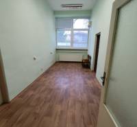 Kanceláře s podlahou s dřevěným dekorem a velkým oknem, nabízené k pronájmu.