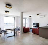 Jídelna a obývací pokoj s podlahou s dřevěným dekorem ve 3pokojovém bytě.