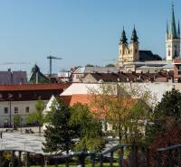 Historické centrum Nitry s katedrálou a jeřáby, vhodné pro 3-pokojový byt.