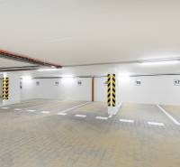 Podzemní parkoviště v Nitře s označenými parkovacími místy a osvětlením.