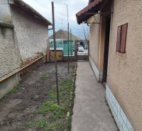 Úzký dvůr rodinného domu v Dvorech nad Žitavou se zahradním prostorem.