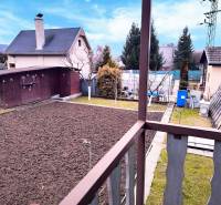 Dvůr s domem a zahradou v Partizánském, výhled z balkonu chaty.