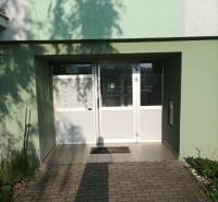 Vchod do budovy s poštovními schránkami na Suvorovově ulici v Pezinku.