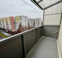 Balkon 3-pokojového bytu na Hviezdoslavově ulici s výhledem na paneláky v Topoľčanech.