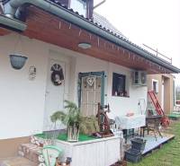 Rodinný dům na Hřbitovní ulici v Divíně s venkovním posezením a dekoracemi.