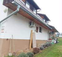 Rodinný dům na Hřbitovní ulici v Divíně s upravenou zahradou a podkrovím.