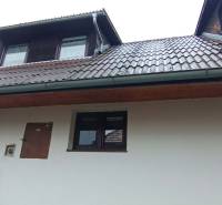 Rodinný dům na Hřbitovní ulici v Divíně se střešními okny a klimatizací.