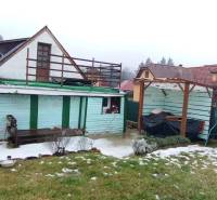 Rodinný dům na Cintorínské v Divíně s přístřeškem na dvoře a zasněženým trávníkem.