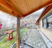 Rodinný dům na Hlavní v Hronském Beňadiku s terasou, chodníkem a zahradou.