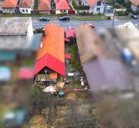 Rodinný dům s červenou střechou na Hlavní ulici v Hronském Beňadiku, zahrada vzadu.