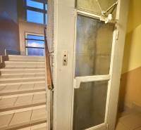 Schodiště a výtah v bytovém domě na Školní ulici v Čadci.