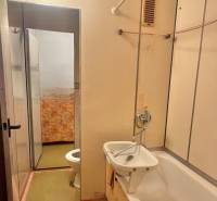 Koupelna v 3-pokojovém bytě s vanou a umyvadlem.