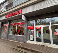 Obchodní prostory v Popradu s nápisem 