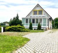 Rodinný dům na Poutnické ulici v Bratislavě - Záhorská Bystrica se zasklenou verandou.