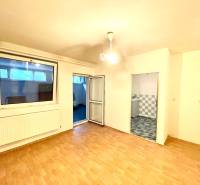 Interiér rodinného domu s podlahou s dřevěným dekorem, výhledem na pokoj a koupelnu.