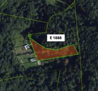 Letecký pohled na zemědělské a lesní pozemky v Malachově, s vyznačeným pozemkem E 1888.
