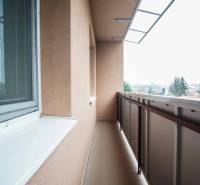 Balkón 4-pokojového bytu v Kolte s výhledem na zeleň a místní scenérii.