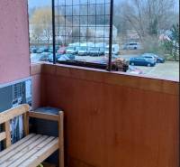 Balkon s dřevěnou lavičkou, výhled na zaparkovaná auta, ulice Jána Poničana, Bratislava - Devínska Nová Ves.