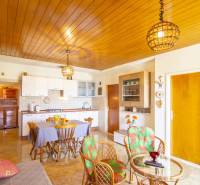 Rekreační apartmán s kuchyní, jídelním stolem a podlahou s dřevěným dekorem.