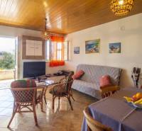 Rekreační apartmán s pohodlným posezením a výhledem z terasy.