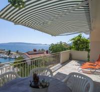 Terasa rekreačního apartmánu v Čiovu s výhledem na moře.