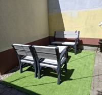 Exteriér se zahradním nábytkem na Studené ulici v části Bratislava - Ružinov.