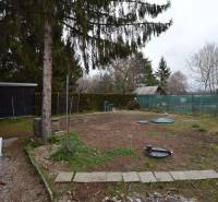 Zahrada u chaty na Studené v Bratislavě - Ružinově s vnitřním vybavením pozemku.