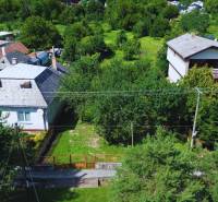 Rodinné domy obklopené zelení a zahradami v Lastomíru, vhodné pozemky pro bydlení.