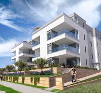 Rekreační apartmán ve městě Pag s terasami a zelení v upraveném exteriéru.