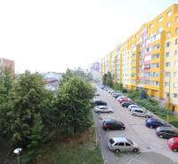 Panelové domy a parkoviště na ulici Hany Meličkové, Bratislava - Karlova Ves.