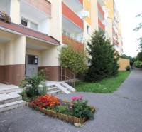 Vstup do bytového komplexu na ulici Hany Meličkové v Bratislavě - Karlově Vsi.