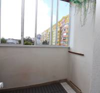 Zasklený balkon na Hany Meličkové v Bratislavě - Karlova Ves, s rozmanitým výhledem.