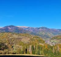 Krásná podzimní panoráma pozemků na bydlení v Mýtě pod Ďumbierom obklopená horami a lesy.